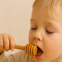 Miel de Manuka pour enfants - un enfant avec une cuillère de miel