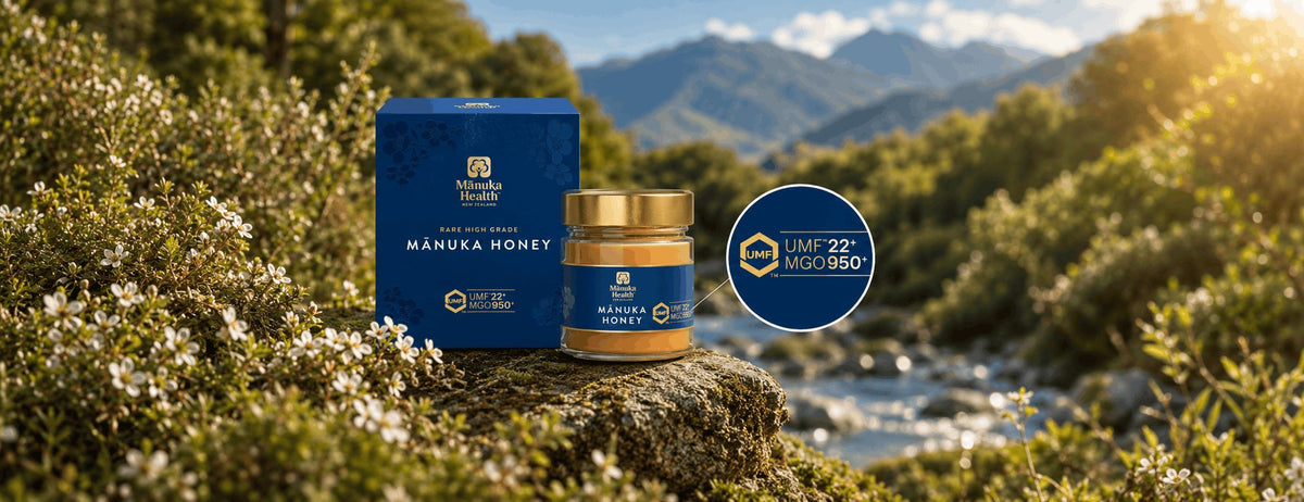 紐西蘭風景中的 Manuka Health UMF 22+ MGO 950+ 麥盧卡蜂蜜罐與外盒，並附 UMF 等級標章特寫